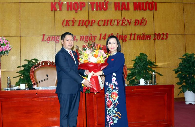 Chủ tịch HĐND tỉnh Lạng Sơn Đoàn Thị Hậu tặng hoa chúc mừng Phó Chủ tịch UBND tỉnh Lạng Sơn Đoàn Thanh Sơn