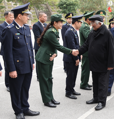 Nguyên Chủ tịch Ủy ban Trung ương MTTQ Việt Nam Phạm Thế Duyệt đến thăm lực lượng chức năng đang làm việc tại Cửa khẩu Quốc tế Hữu Nghị, huyện Cao Lộc , tỉnh Lạng Sơn