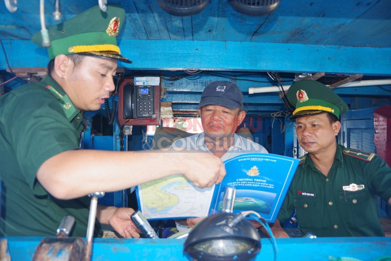 Cán bộ Đồn Biên phòng Tam Quan Nam, Bộ đội Biên phòng tỉnh Bình Định tuyên truyền pháp luật cho ngư dân trước khi ta xuất bến