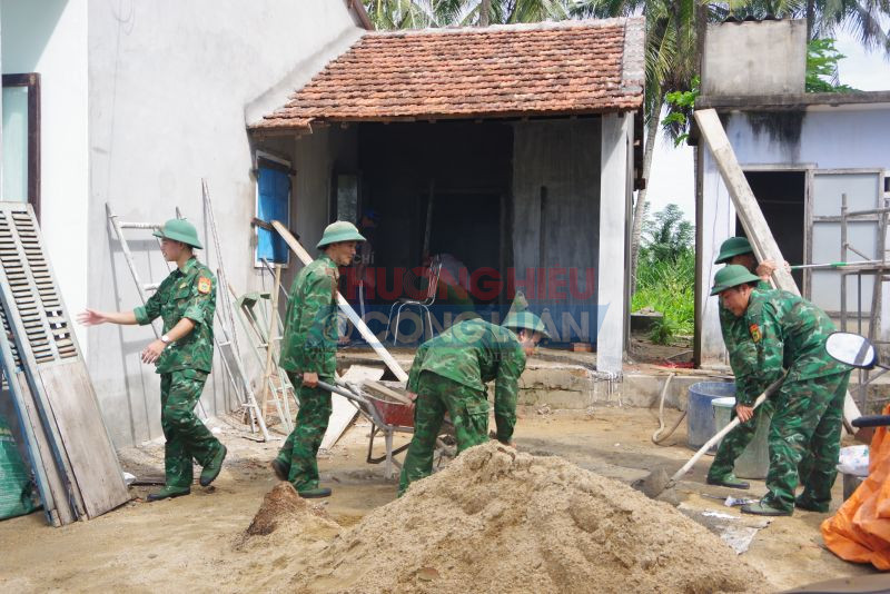 Cán bộ, chiến sĩ Đồn Biên phòng Tam Quan Nam giúp đỡ xây dựng lại mái hiên cho gia đình ông Nguyễn Văn Thưa
