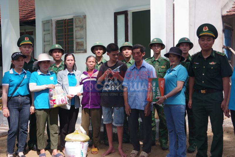 Cán bộ, chiến sĩ Đồn Biên phòng Tam Quan Nam cùng các hội đoàn thể tặng quà cho gia đình ông Nguyễn Văn Thưa