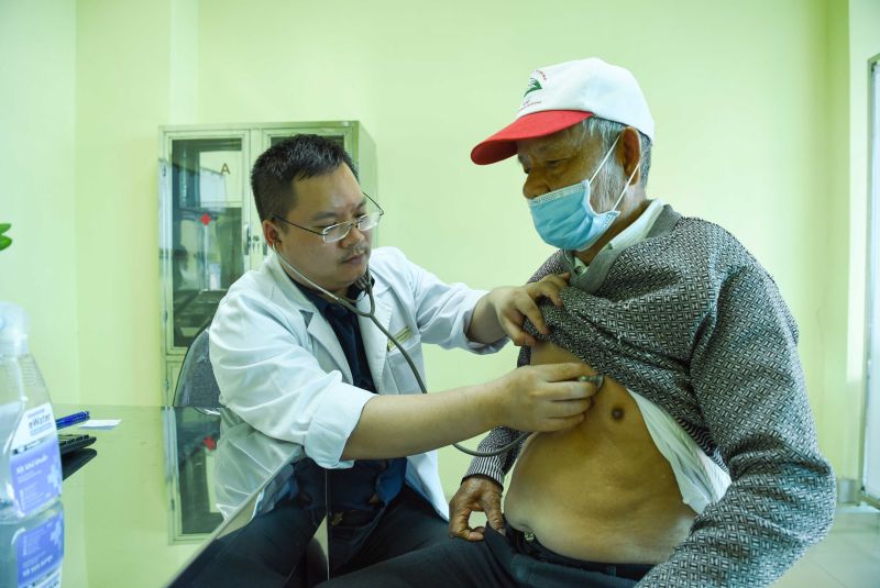 Bắc Sĩ Bệnh viện đa khoa Quốc tế Vimec khám sàng lọc cho các bệnh nhân tại Bệnh viện Đa khoa tỉnh Bắc Ninh.