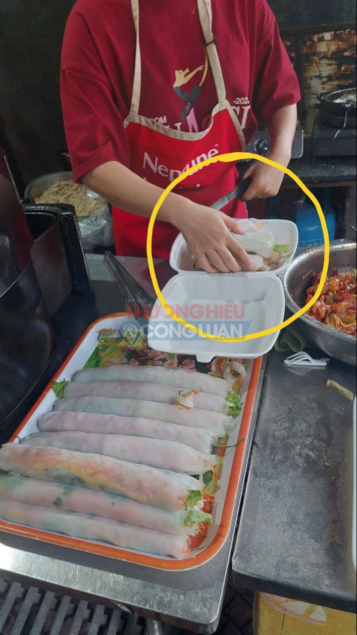 Dùng tay trần bán thức ăn đã chế biến cho khách - cửa hàng Anh Tươi tại Thọ Xuân, TT Núi Đối, Kiến Thụy, Hải Phòng