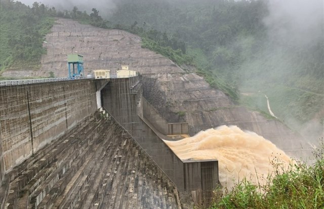 Thủy điện A Vương: Vận hành tăng lưu lượng nhằm hạ dần mực nước hồ chứa về cao trình 372,5m trước 2h30 ngày 14/11.