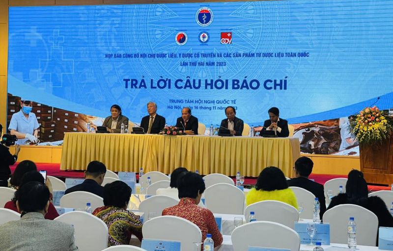 Họp b&aacute;o th&ocirc;ng tin về Hội chợ dược liệu, y dược cổ truyền to&agrave;n quốc - Ảnh: VGP/HM