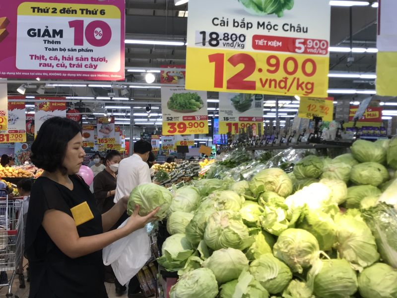 Người dân mua thực phẩm tại siêu thị Big C Thăng Long. Ảnh: VGP/Thùy Linh