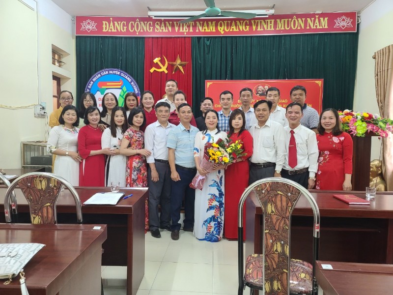 Ban giám hiệu nhà trường cùng các thế hệ thầy, cô trường TH& THCS Nguyễn Xuân Nguyên.