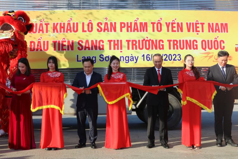 Các đại biểu cắt băng xuất khẩu lô sản phẩm tổ yến của Việt Nam đầu tiên sang Trung Quốc qua Cửa khẩu Quốc tế Hữu Nghị, tỉnh Lạng Sơn