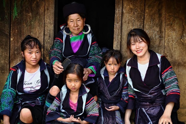 Trang phục của người Mông đen Sa Pa được làm hoàn toàn thủ công