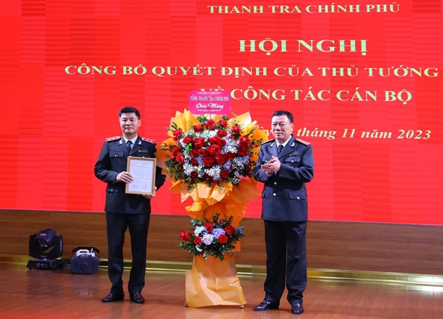 Thừa ủy quyền của Thủ tướng Chính phủ, Tổng Thanh tra Chính phủ Đoàn Hồng Phong trao quyết định và tặng hoa chúc mừng tân Phó Tổng Thanh tra Nguyễn Văn Cường