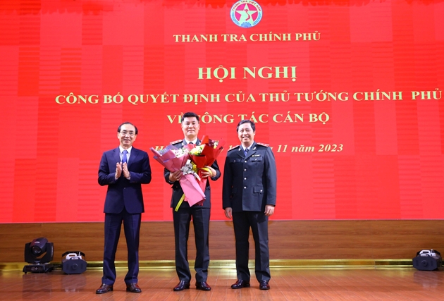 Phó Tổng Thanh tra Đặng Công Huẩn (ngoài cùng bên trái), Phó Tổng Thanh tra Dương Quốc Huy tặng hoa chúc mừng tân Phó Tổng Thanh tra Nguyễn Văn Cường