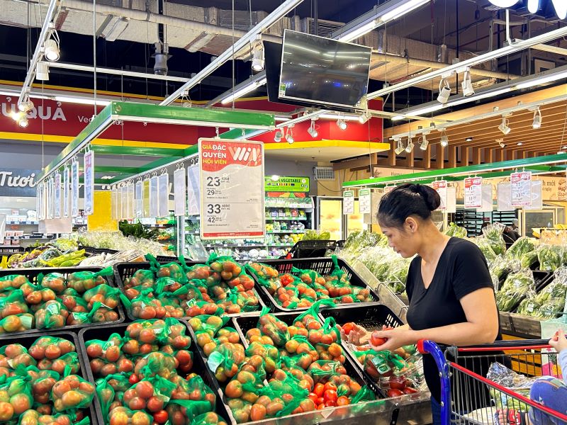 Hội viên WIN khi mua sắm tại siêu thị WinMart sẽ nhận được ưu đãi tiết kiệm 20% cho rau sạch WinEco