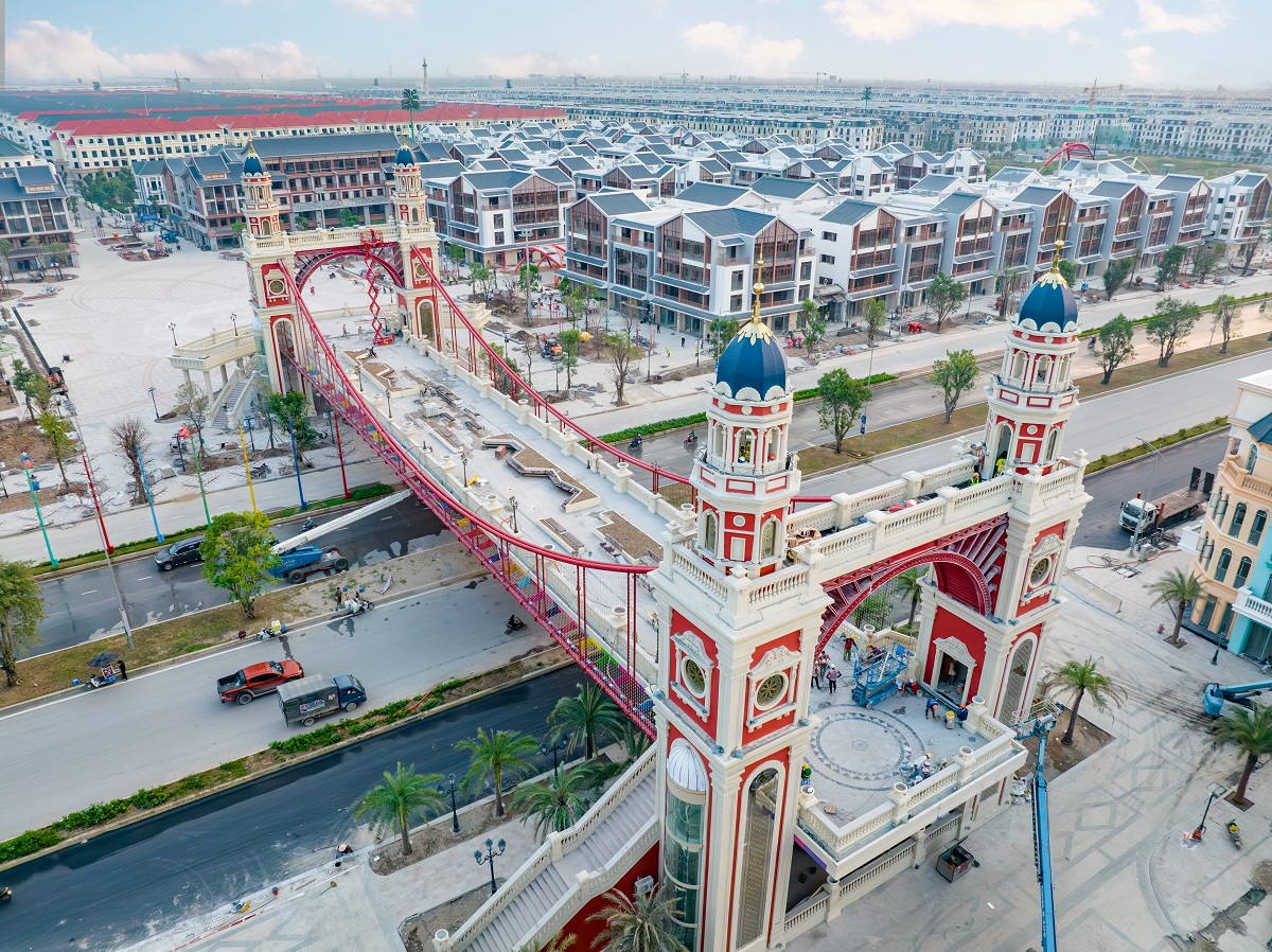 Cầu Đông - Tây, công trình biểu tượng của Mega Grand World Hà Nội, gạch nối giữa phân khu The Venice và K-Town đang hoàn thiện khâu trang trí mặt ngoài trước khi đưa vào khai thác đúng dịp lễ hội cuối năm.
