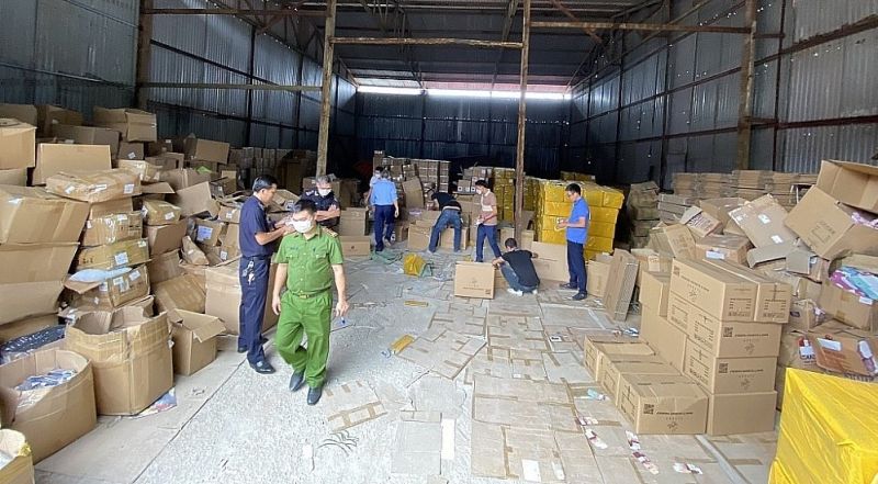 Bắc Ninh: Tiêu hủy 103.000 sản phẩm thuốc lá điện tử vi phạm