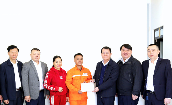 Lãnh đạo Công ty Điện lực Lạng Sơn trao kinh phí hỗ trợ cho gia đình anh Trương Mạnh Hùng