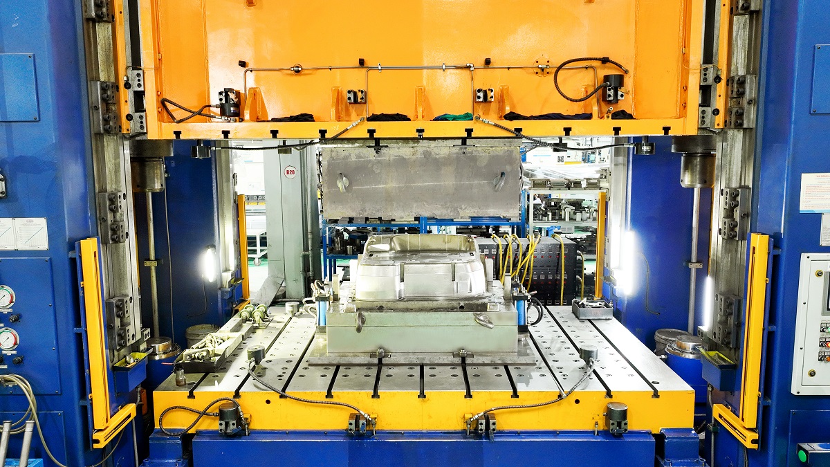 Máy ép thủy lực 1.000 tấn tại Tổng Công ty Tổ hợp Cơ khí sử dụng khuôn SMC capo xe nâng