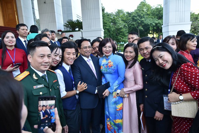 Thủ tướng Phạm Minh Chính kêu gọi các tổ chức, cá nhân cùng nhau chung tay, sát cánh với ngành giáo dục và đào tạo, chung sức với các thầy cô giáo trong sự nghiệp trồng người - Ảnh: VGP/Quang Thương