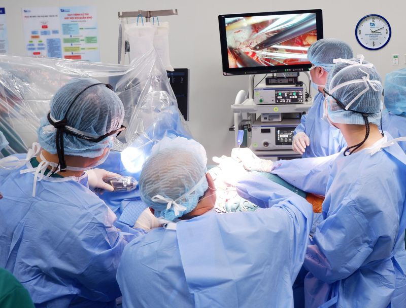 Các chuyên gia thực hiện phẫu thuật nội soi, ít xâm lấn sửa van tim cho bệnh nhân