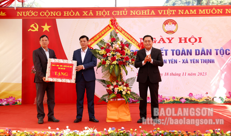 Đồng chí Hồ Tiến Thiệu, Phó Bí thư Tỉnh ủy, Chủ tịch UBND tỉnh tặng hoa và quà cho bà con nhân dân khu dân cư thôn Tân Yên