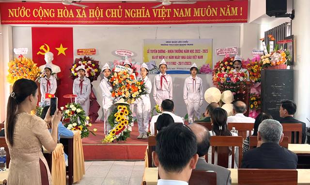 Đại diện học sinh nhà trường phát biểu lời ghi ơn các thầy, cô giáo nhân ngày 20/11