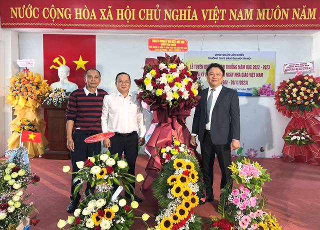 Thầy Mai Thái Phiên, Phó phòng GD&ĐT quận tặng lẵng hoa cho BGH nhà trường