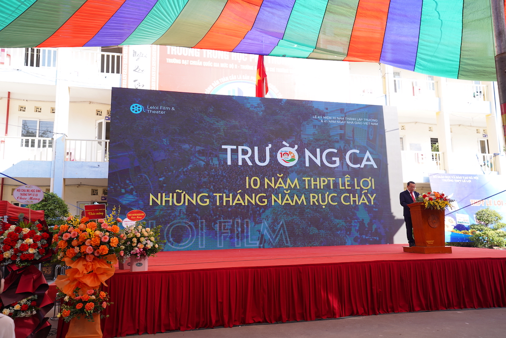 Thầy L&ecirc; Xu&acirc;n Trung - Hiệu trưởng trường THPT chất lượng cao L&ecirc; Lợi ph&aacute;t biểu tại buổi lễ