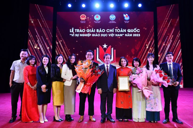 Bộ trưởng Bộ GD&ĐT Nguyễn Kim Sơn và một số tác giả đạt giải Báo chí 