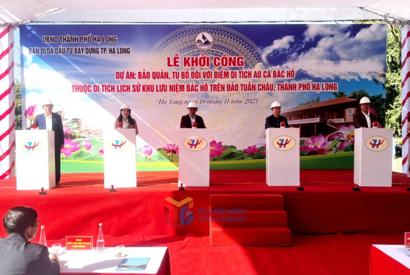 Lãnh đạo thành phố Hạ Long và phường Tuần Châu bấm nút khởi công dự án.