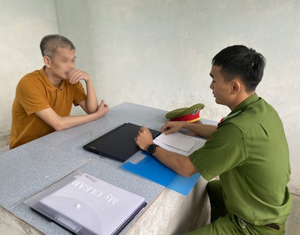 C&ocirc;ng an tống đạt c&aacute;c quyết định đới với Đ&agrave;o Nguy&ecirc;n Nghị.