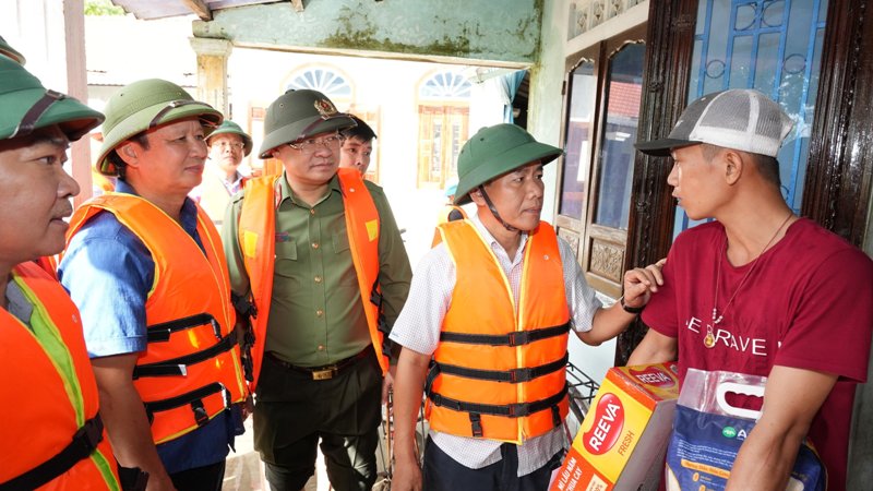 Lãnh đạo Tỉnh ủy, UBND tỉnh cứu trợ người dân trong lũ lụt