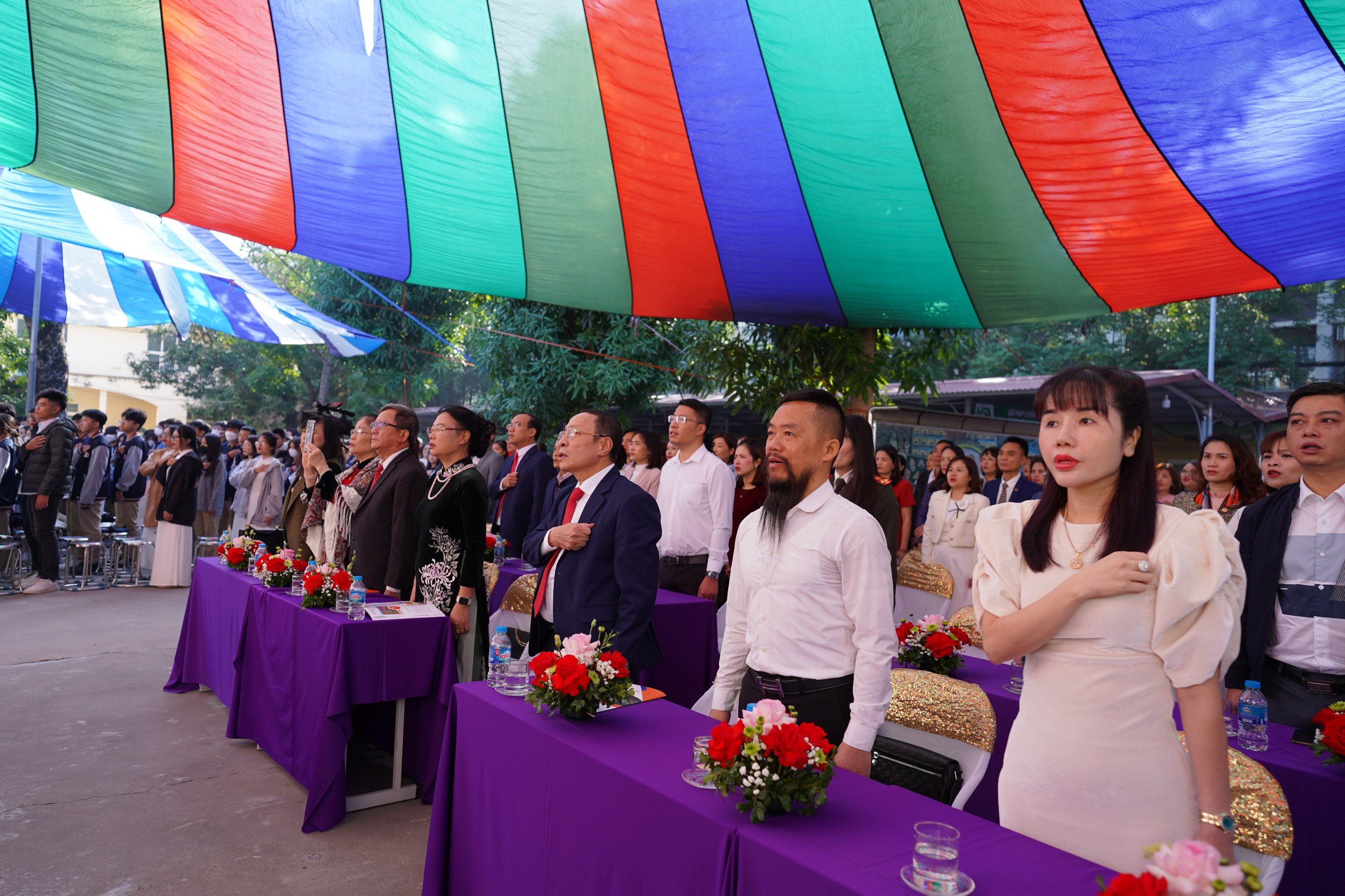 C&aacute;c đại biểu l&agrave;m lễ nghi thức ch&agrave;o cờ