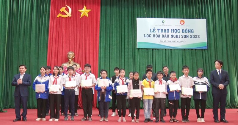 Công ty TNHH Lọc hóa dầu Nghi Sơn đã trao 294 suất học bổng với tổng trị giá 384 triệu đồng cho 294 em học sinh, sinh viên