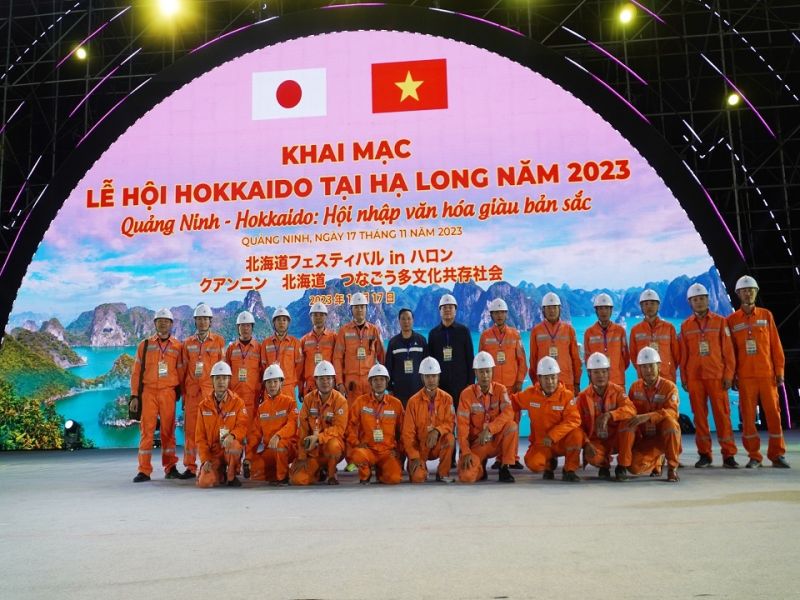Lãnh đạo và CBCNV PC Quảng Ninh tham gia đảm bảo cung cấp điện thành công cho sự kiện khai mạc Lễ hội Hokkaido