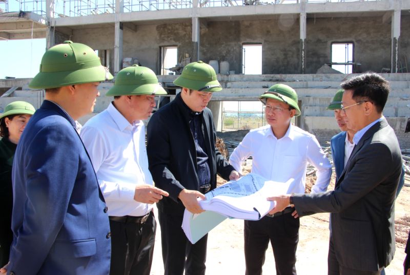 Đồng chí Cao Tường Huy, Quyền Chủ tịch UBND tỉnh nghe chủ đầu tư báo cáo tiến độ thi công dự án Trung tâm Thể thao KKT Vân Đồn.