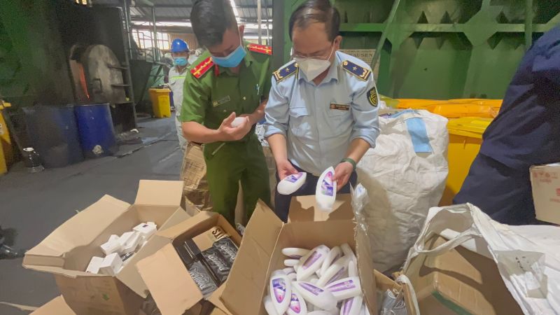Giám sát tiêu hủy hàng chục nghìn sản phẩm không rõ nguồn gốc xuất xứ, giả mạo nhãn hiệu