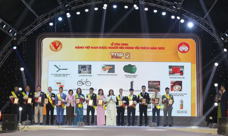 Bồn nhựa Plasman của Tân Á Đại Thành vào top Hàng Việt Nam được người tiêu dùng yêu thích 2023