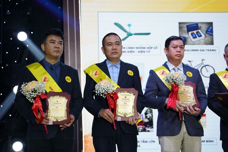 Ông Nguyễn Tiến Luyện (đứng giữa), Giám đốc Kinh doanh - CTCP Kim khí và Gia dụng Tân Á Đại Thành nhận chứng nhận tại sự kiện