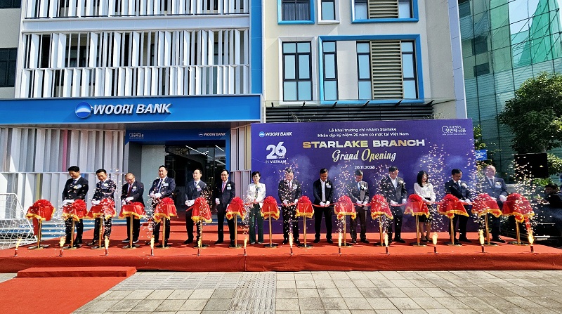 Các đại biểu tham dự Lễ khai trương Chi nhánh Ngân hàng Woori Việt Nam tại Khu đô thị Starlake, quận Tây Hồ