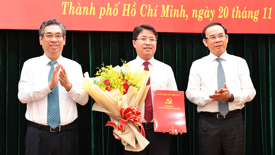 Bí thư Thành uỷ TP. Hồ Chí Minh Nguyễn Văn Nêntrao quyết định bổ nhiệm Chánh Văn phòng Thành ủy TP.HCM cho ông Phạm Hồng Sơn.