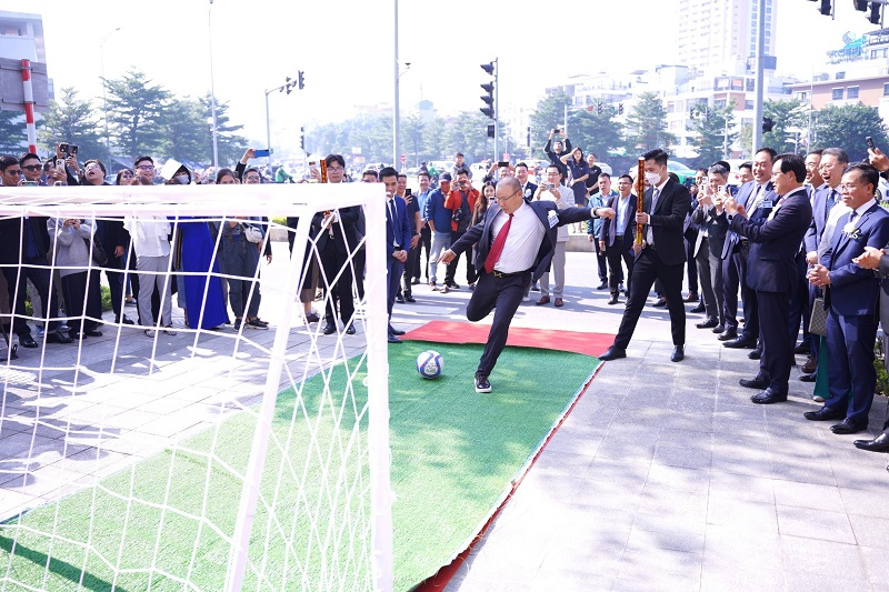 Cựu HLV trưởng đội tuyển bóng đá quốc gia Việt Nam Park Hang Seo thực hiện nghi thức kick-off đưa bóng vào gôn đánh dấu cột mốc khai trương Chi nhánh Starlake