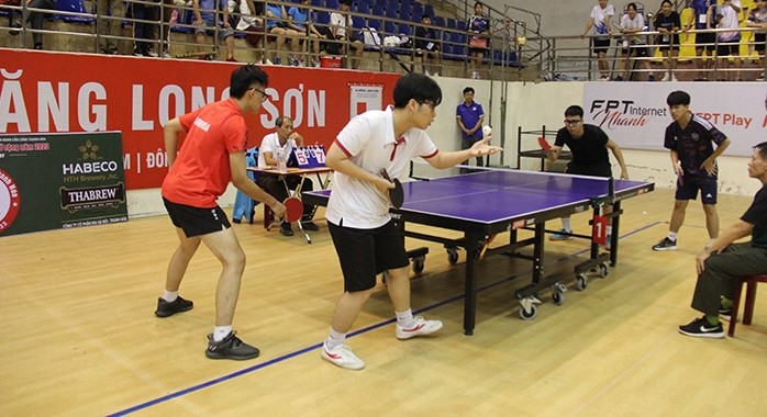 VĐV tranh tài ở môn bóng bàn trong khuôn khổ giai đoạn 1 Hội khỏe Phù Đổng tỉnh Thanh Hóa lần thứ XI - năm 2023.