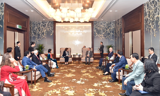 Phó Thủ tướng Trần Lưu Quang tiếp Phó Chủ tịch Hiệp hội Chữ thập Đỏ - Trăng lưỡi liềm Đỏ Quốc tế Maha Barjas Al-Barjas - Ảnh: VGP/Hải Minh