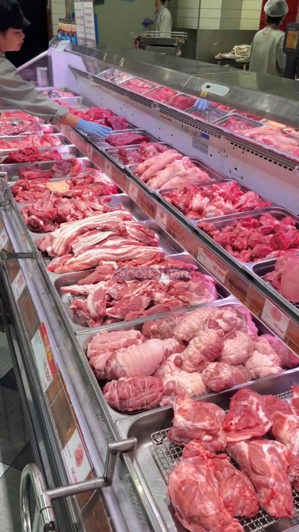 Hay quầy thịt lợn cũng không có tem nhãn cụ thể khiến người tiêu dùng lo ngại về xuất xứ.
