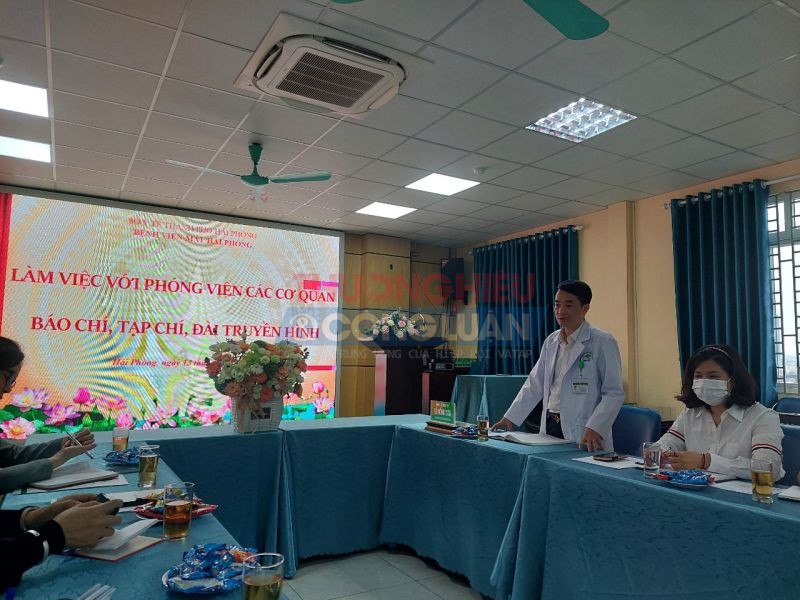 THs. Bác sĩ Lê Hồng Sơn, Phó Giám đốc BVM Hải Phòng thông tin với báo chí các vấn đề của bệnh viện