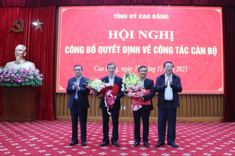 Các đồng chí lãnh đạo tỉnh Cao Bằng chúc mừng các đồng chí nhận quyết định điều động, phân công.