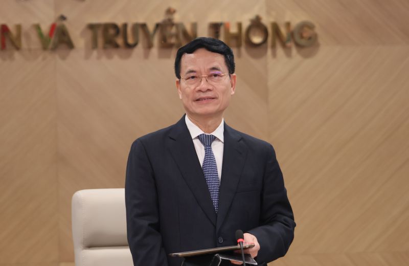 Bộ trưởng TT&TT Nguyễn Mạnh Hùng phát biểu giao nhiệm vụ cho tân Thứ trưởng Bùi Hoàng Phương