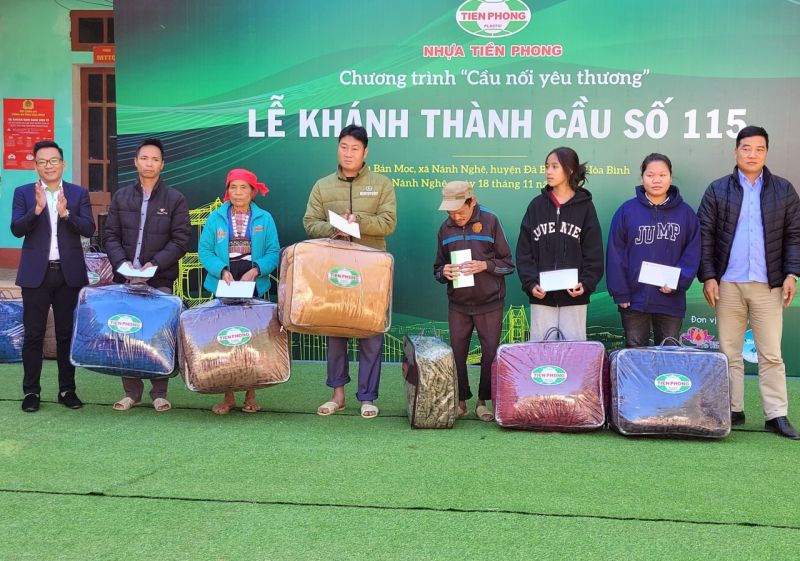 Đoàn thanh niên Công ty Nhựa Tiền Phong cũng tặng 257 chiếc chăn cho tất cả học sinh của trường phổ thông DTBT TH&THCS Đồng Nghê