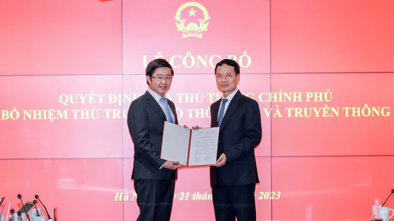 Bộ trưởng Nguyễn Mạnh Hùng trao quyết định bổ nhiệm của Thủ tướng cho ông Bùi Hoàng Phương