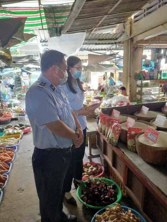 Đoàn kiểm giám sát tình hình kinh doanh tại chợ truyền thống