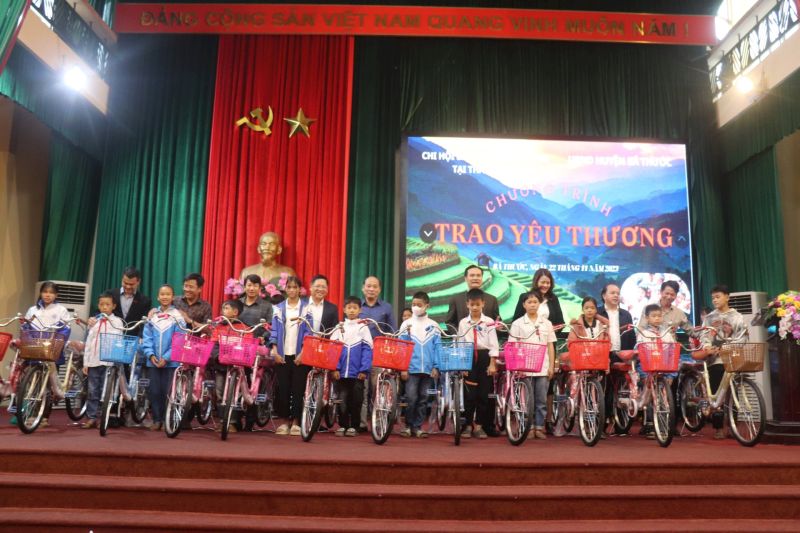 Chi hội BCTƯ trao tặng 25 chiếc xe đạp đến học sinh huyện vùng cao Bá Thước.